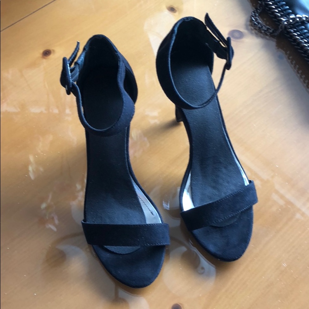 MÍA black shoes. Gently worn only twice. Suede